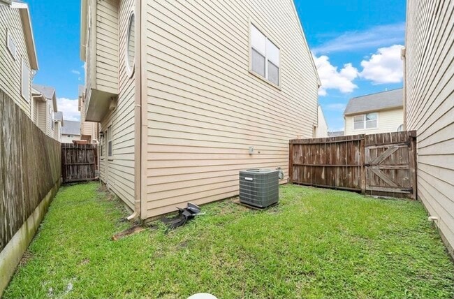 Building Photo - 2218 Naomi St