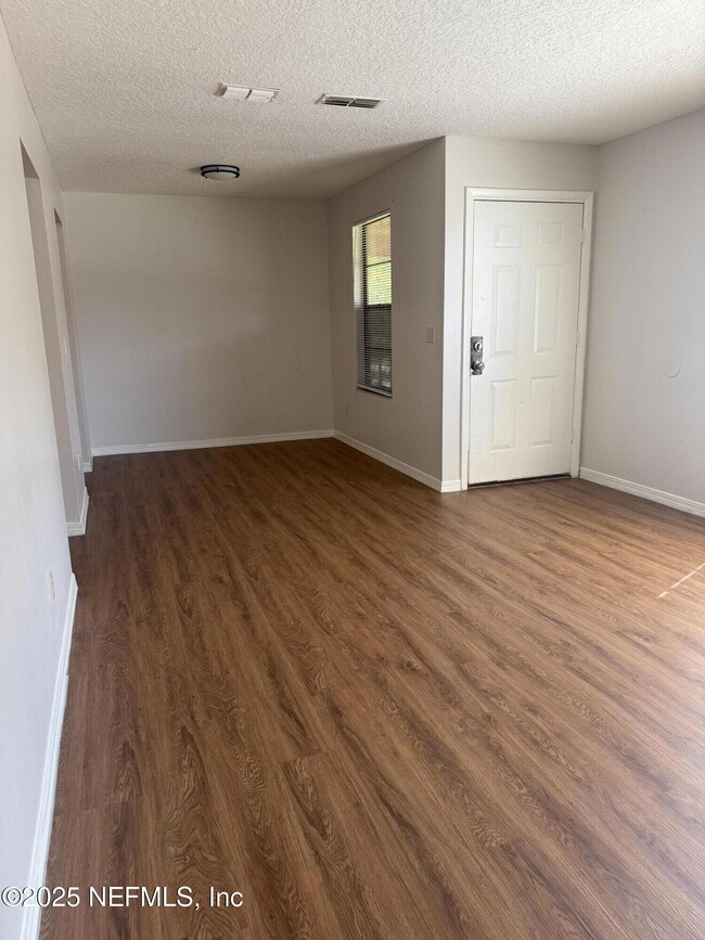 Building Photo - 459 Bentwood Ln