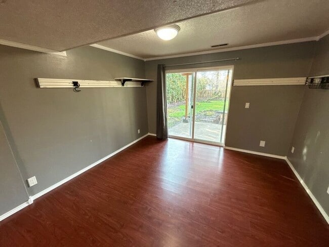 Building Photo - 869 Meadowlawn Dr SE