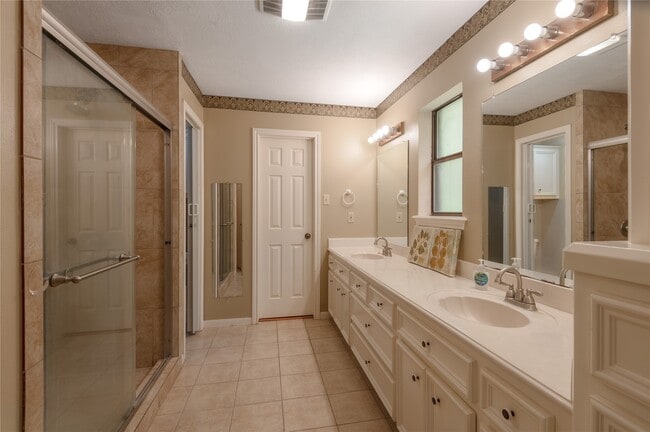 Building Photo - 2232 Azalea Cir