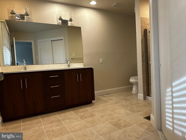 Building Photo - 18 Dundee Mews