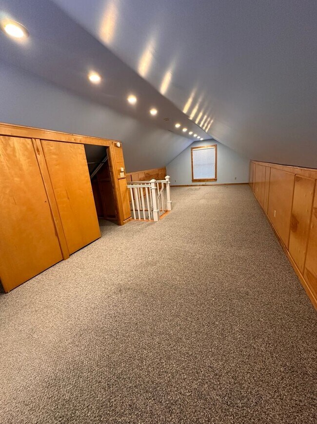 Building Photo - LARGE THREE BEDROOM HOME - AVAILABLE JUNE 1st, 2026