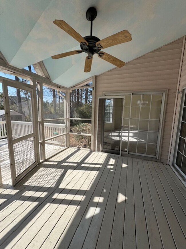 Building Photo - Brittany Lakes