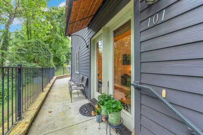 Building Photo - Charming 2BR Condo in Asheville