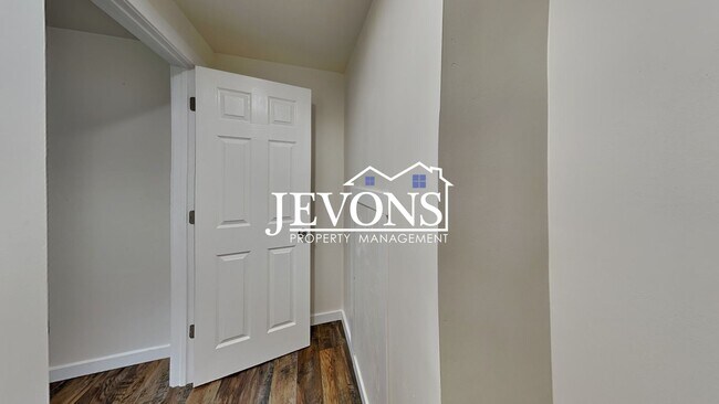 Building Photo - $1,000 Rent Credit if move-in occurs befor...