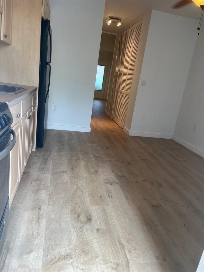 Building Photo - 441 Collins Ave