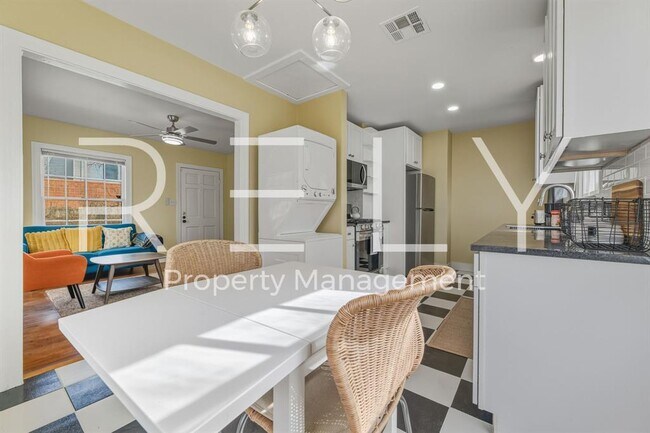 Building Photo - 933 E 56th St