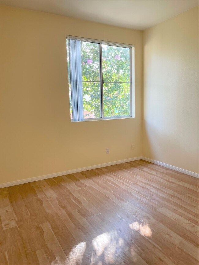 Building Photo - Beautiful Rancho San Diego Condo!