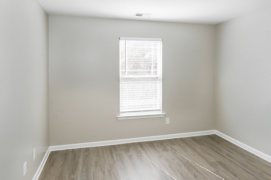 Building Photo - 119 Crescent Brook Crossing