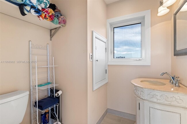 Building Photo - 70 Bay Colony Ln