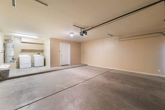 Building Photo - Spacious 3-Bed, 2-Bath Home with All Appliances Included!