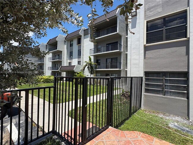 Building Photo - 10431 N Kendall Dr