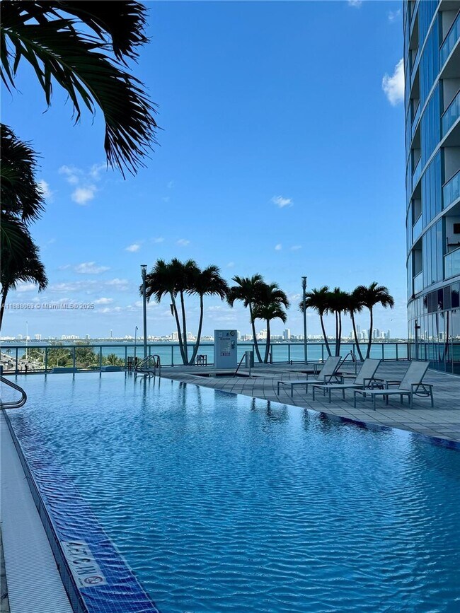 Building Photo - 601 NE 36th St