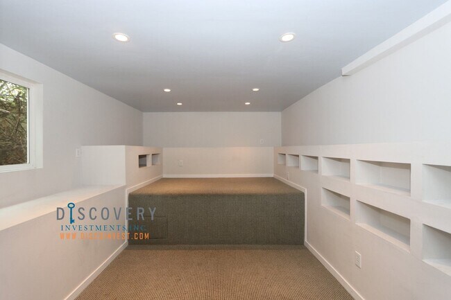 Building Photo - Oakmore Tudor with Large Backyard and Deck