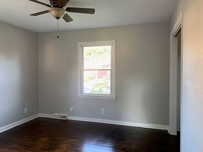 Building Photo - Cute & Cozy 3BR / 1.5BA • Hardwood Floors • Big Fenced Yard • Lawncare Included!