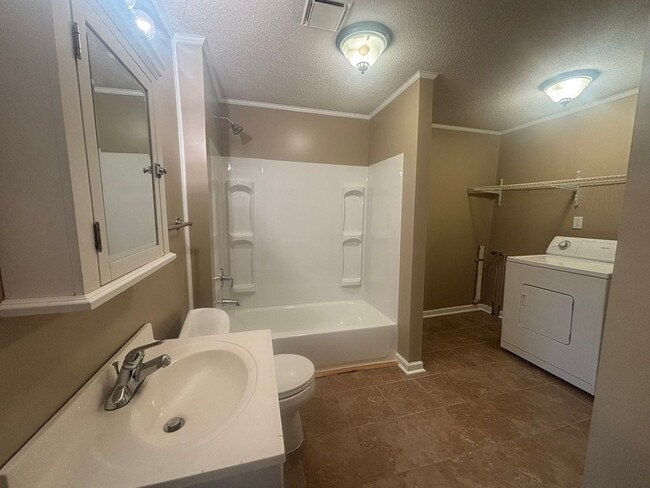 Building Photo - Charming 2 bedroom/1 Bath Home in Desirable Area $1350