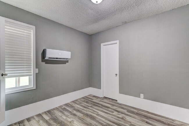 Building Photo - 4 bed 1.5 bath duplex in Midwest City