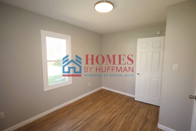 Building Photo - Three Bedroom House | Move in Ready