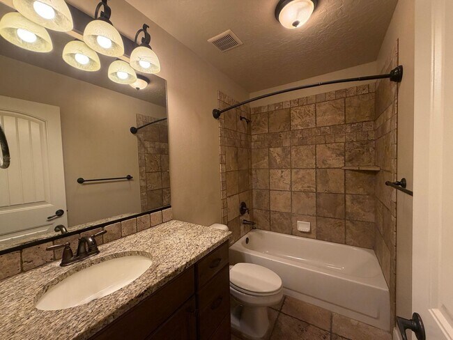 Building Photo - CHARMING TOWNHOME FOR RENT IN ST. GEORGE!