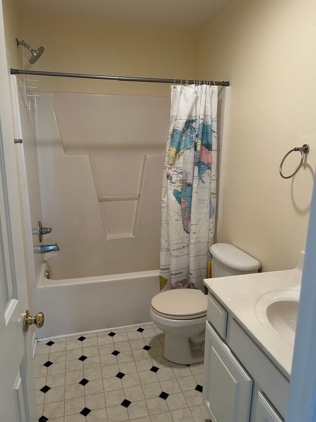 Building Photo - Three bedroom, 2 bath house in Elon