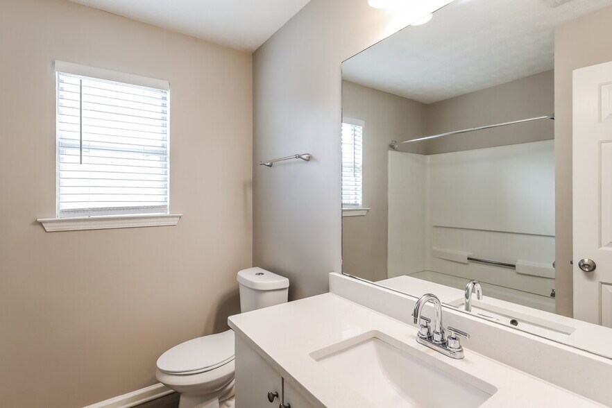 Building Photo - 550 Gardinia Dr