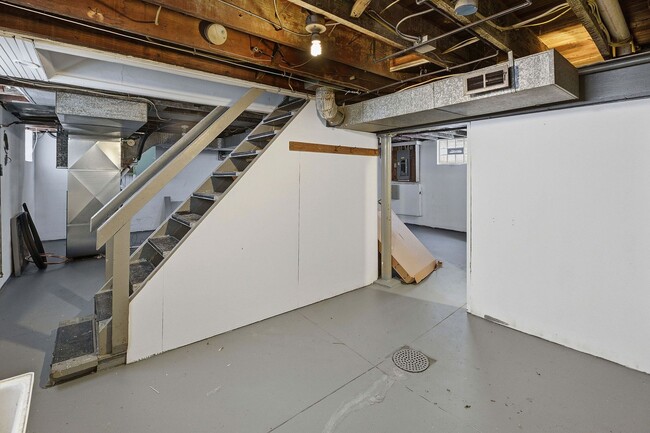 Building Photo - West Price Hill- Adorable 2 bedroom 1 Bath