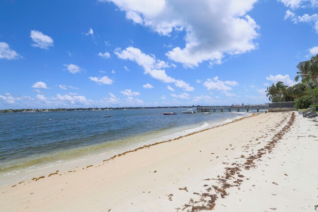 Building Photo - 5600 N Flagler Dr