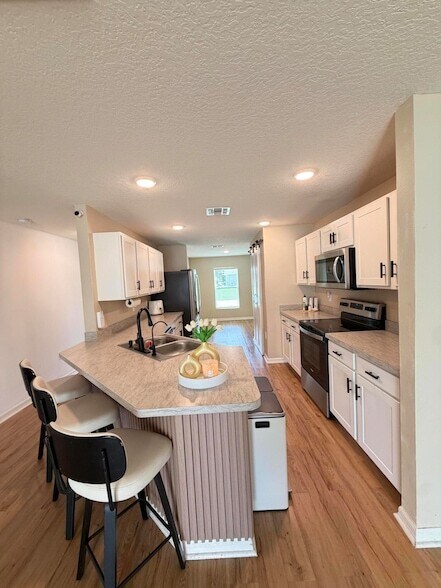 Building Photo - 4249 SW Whitebread Rd