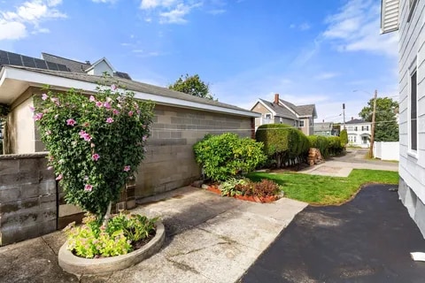 Shared Patio - 153A Belmont St