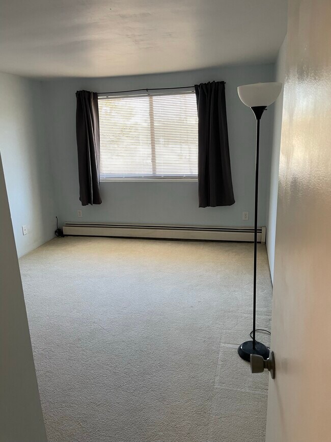 Building Photo - 8 Lancelot Court