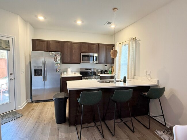 Building Photo - 1444 Donhill Dr