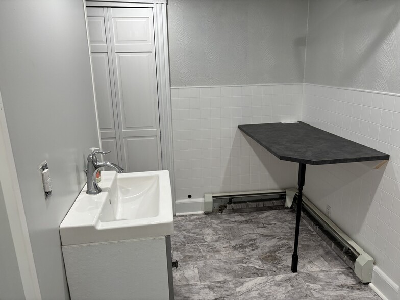 Bath, Vanity / Laundry Sorting Table - 48 Grove St