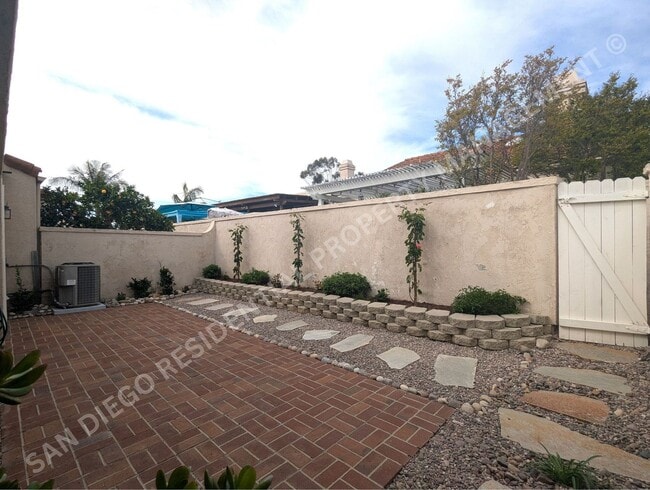 Building Photo - 15921 Avenida Villaha