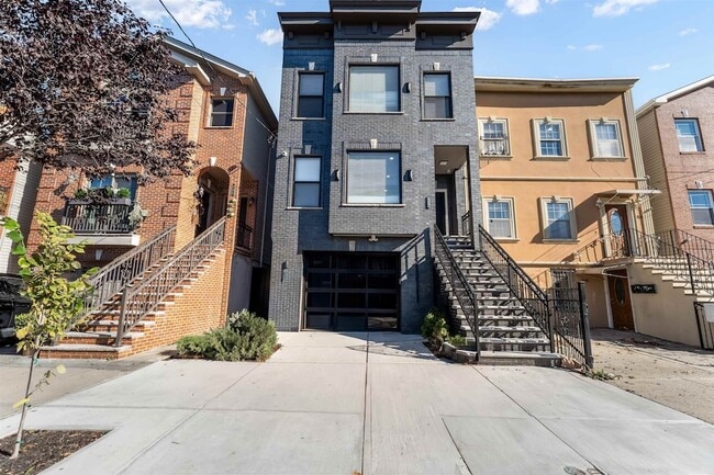 Primary Photo - 230 Griffith St