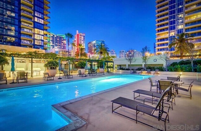 Building Photo - Stunning 1 bedroom, 1.5 bath in The Grande...