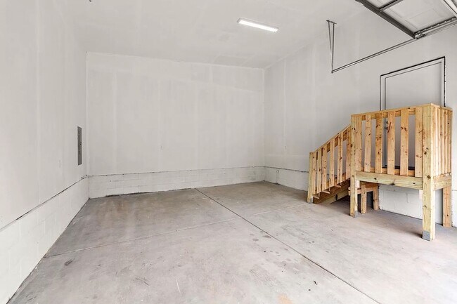Building Photo - Room in 3 Bedroom Home at State St