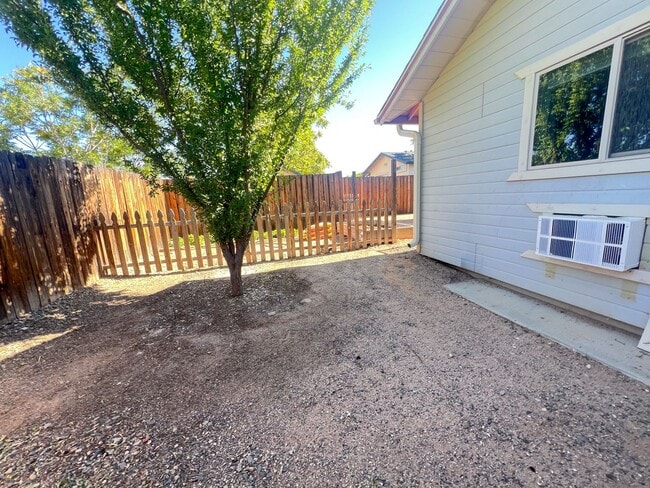 Building Photo - 626 S Park Cir