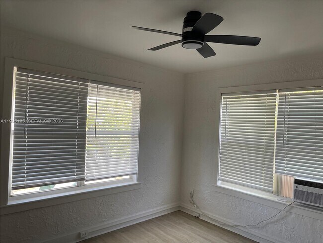 Building Photo - 119 NE 7th Ave