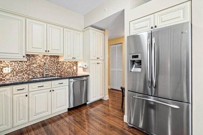 Building Photo - 5070 Lake Catalina Dr