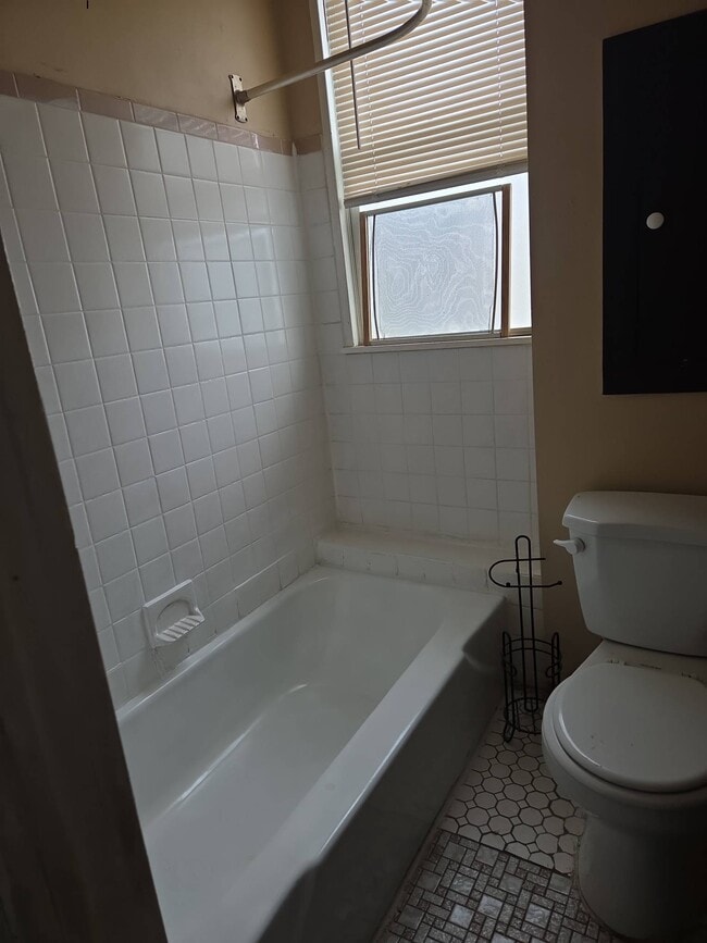 Building Photo - 2219 Winton St