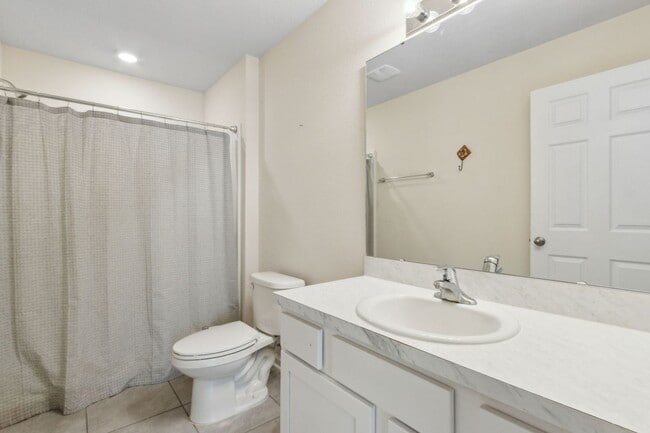 Building Photo - Nearly New 2BR/2.5BA Townhome – Great Loca...