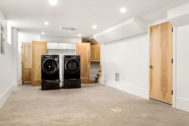 Building Photo - 6 Howland St
