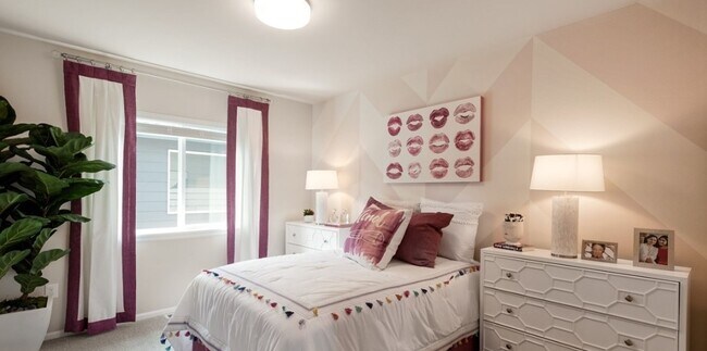 Building Photo - Spacious 5-bedroom, 3.5-bath in Tahoma Ridge Community