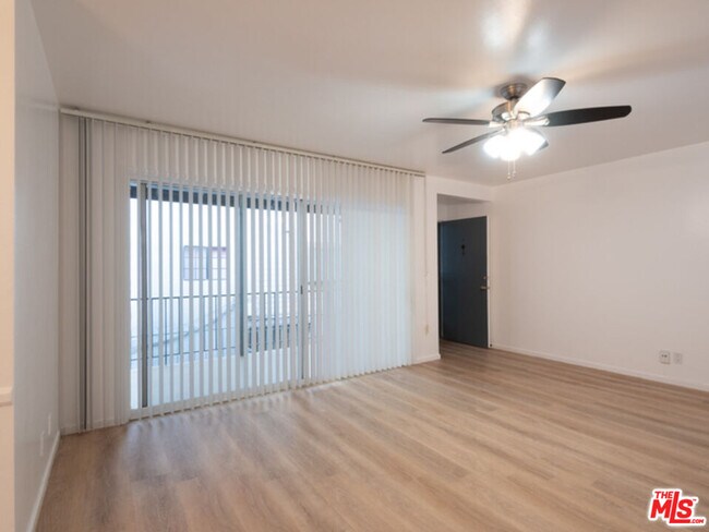Building Photo - 422 Arnaz Dr