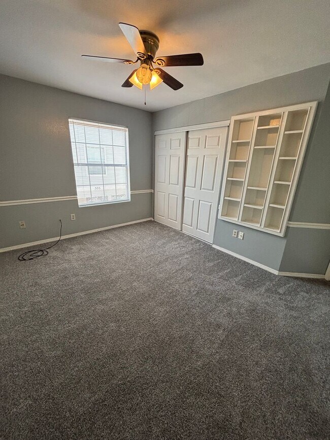 Building Photo - 301 Settlers Park Dr