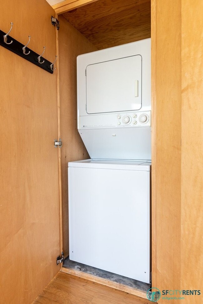 Building Photo - Mission District: Top Floor Loft w/ Roof Deck, Parking & W/D in unit