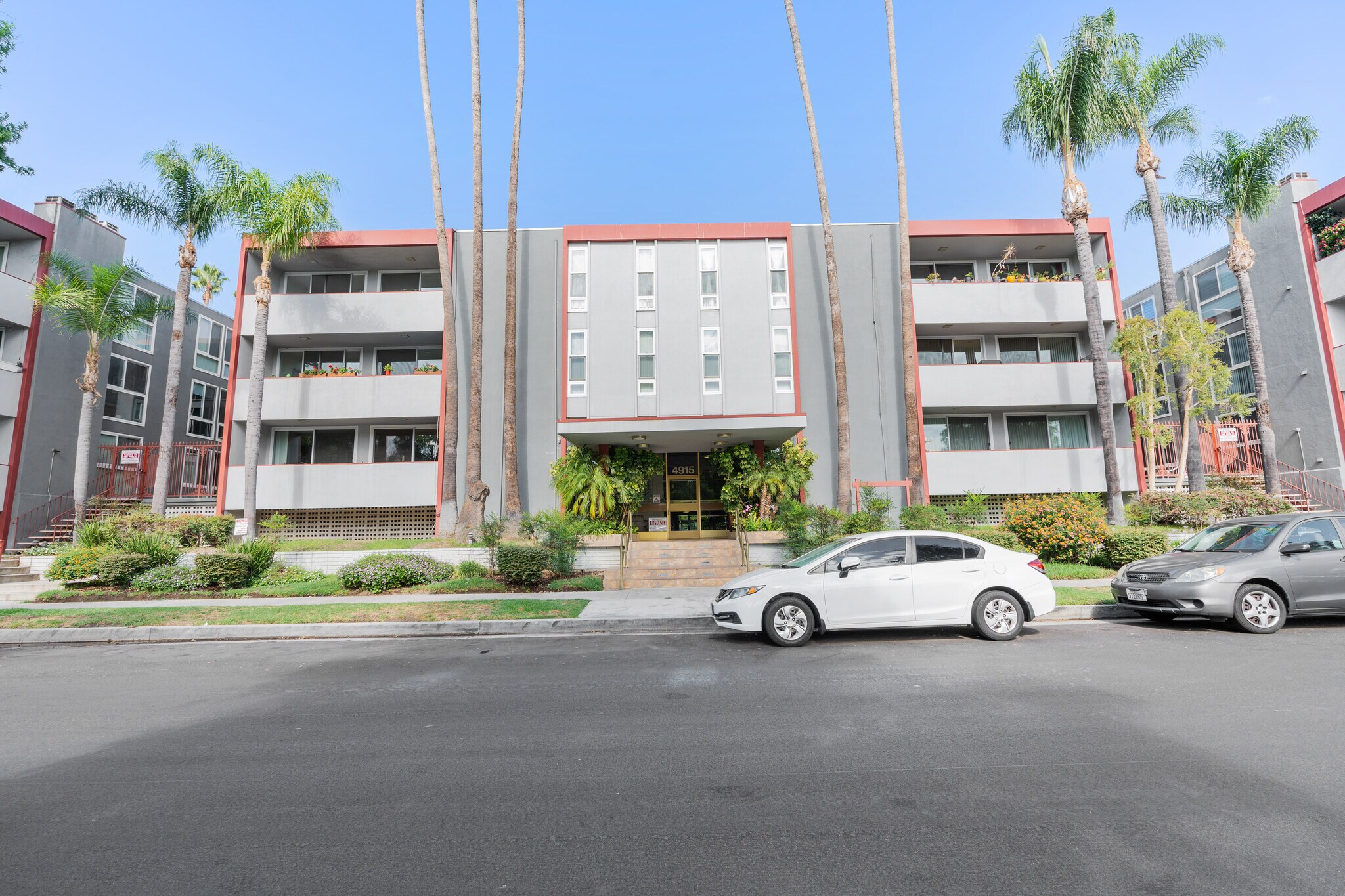 front of building - 4915 Tyrone Ave