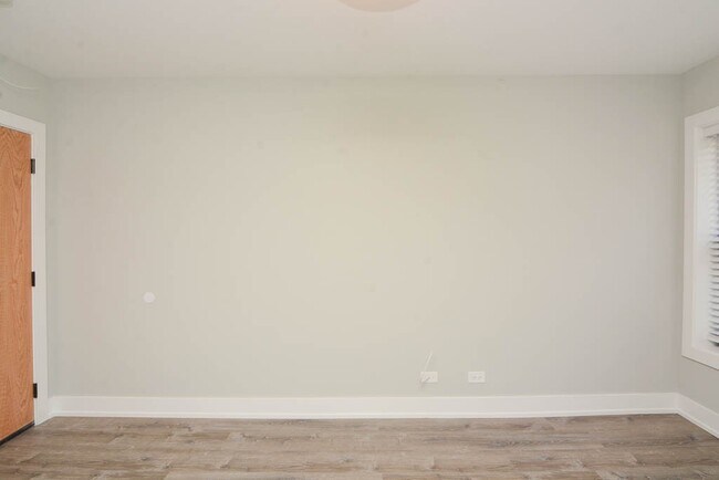 Building Photo - 508 W Belmont Ave