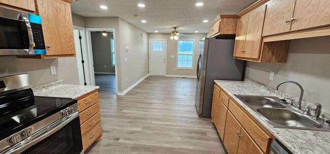 Building Photo - Beautiful Townhome in Central Manchester!