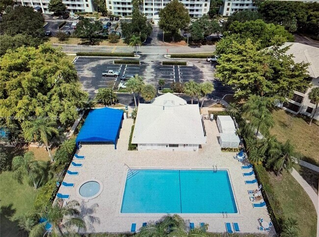 Building Photo - 1709 Whitehall Dr